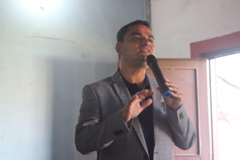 मतदाता फकाउँदै प्रदीप पाैडेल, भने- जति अवसर पाउँछु, त्यति अवसर तपाईंलाई दिलाउनेछु